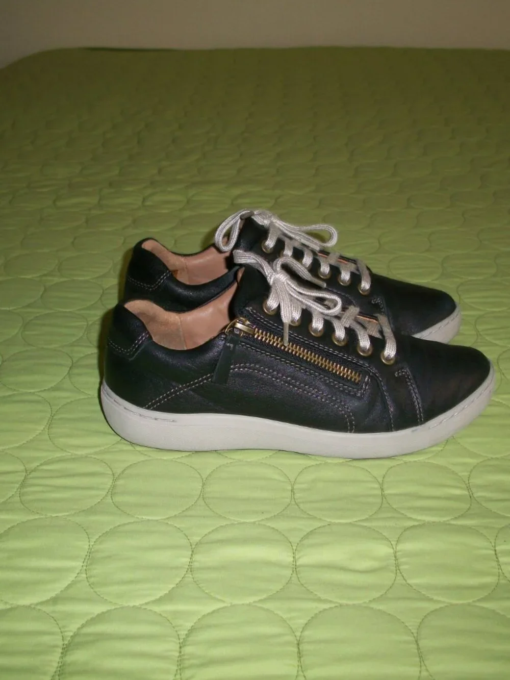 Clarks Women's Dark Blue Leather Sneakers Size 6